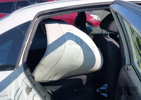 2010 Ford Focus Se z USA, uszkodzony, nr VIN 1FAHP3FN6AW119324